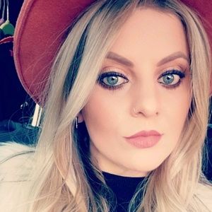 Meet your Posher, Holly